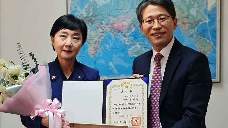 ประธานาธิบดีเกาหลี มอบใบประกาศเกียรติคุณแด่ คุณ ฮง จี ฮี ประธานบริหารบริษัท เค.ที.ซี.ซี จำกัด